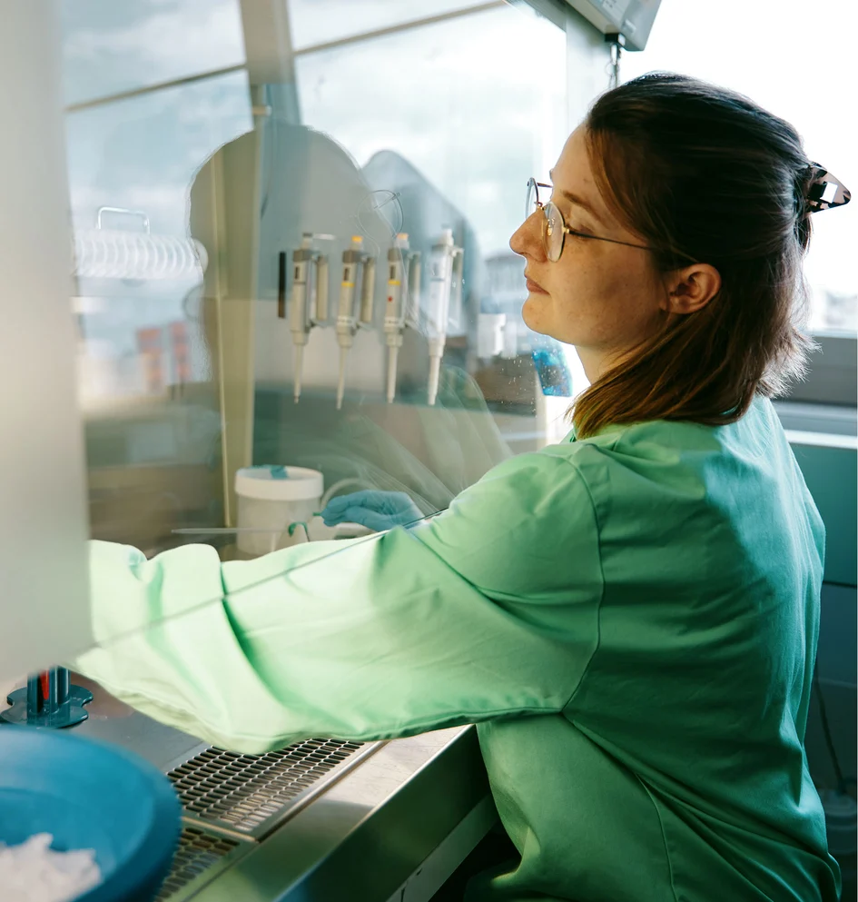 Laboratoriumstechniker an einer Sicherheitswerkbank.