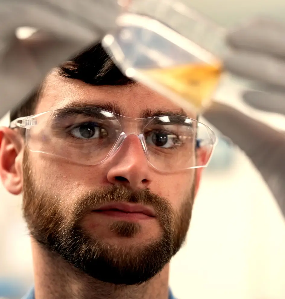 Forscher bei der Untersuchung einer Laborprobe