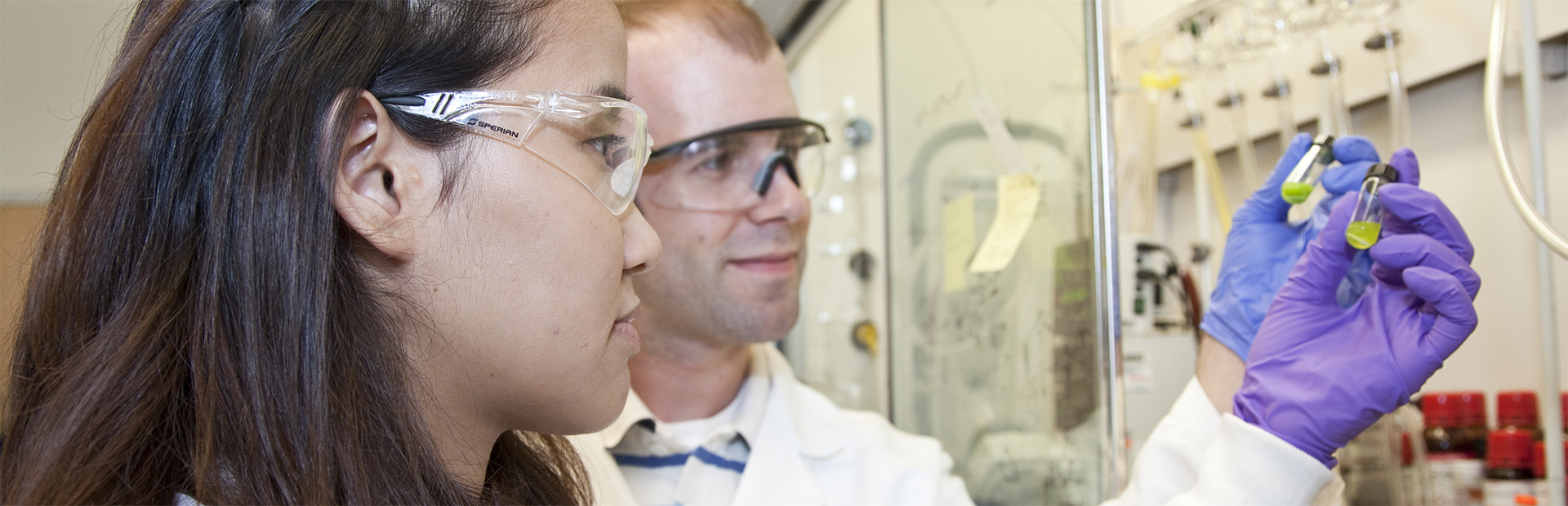 2 junge Wissenschaftler im Labor