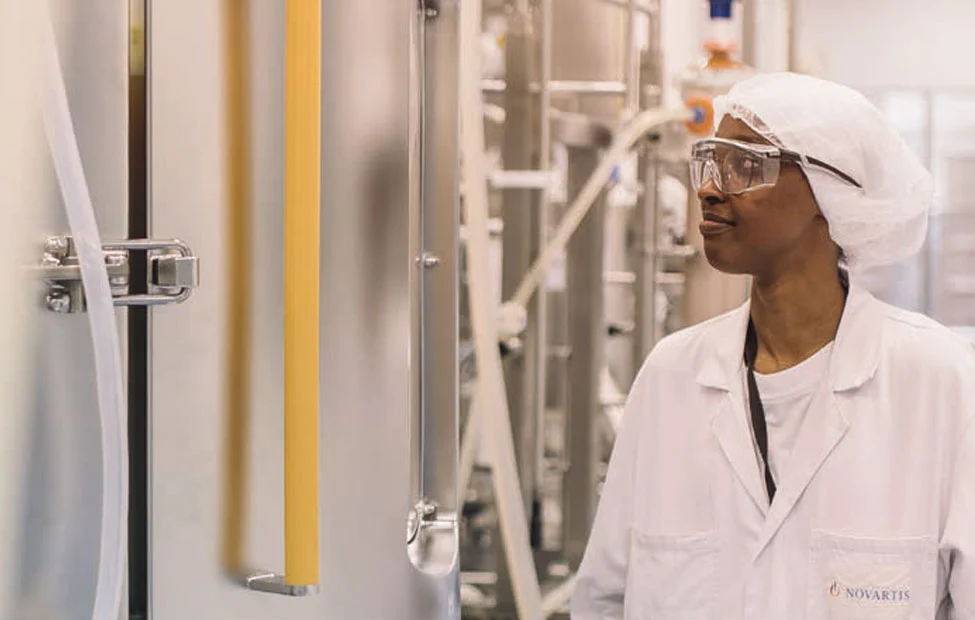 Mitarbeiterin in der Novartis-Produktion
