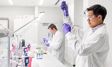 Ein Mitarbeiter arbeitet mit einer Pipette
