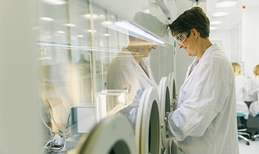 Eine Wissenschaftlerin im Labor