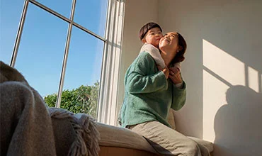 Patient genießt Sonnenlicht am Fenster mit Schattenspiel.