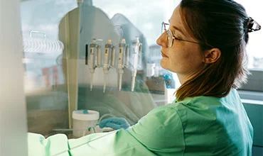 Laboratoriumstechniker an einer Sicherheitswerkbank.