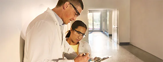 Medizinisches Fachpersonal überprüft Patientendaten.