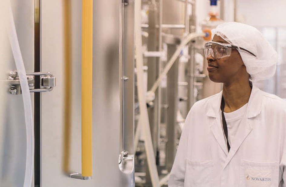 Mitarbeiterin in der Novartis-Produktion