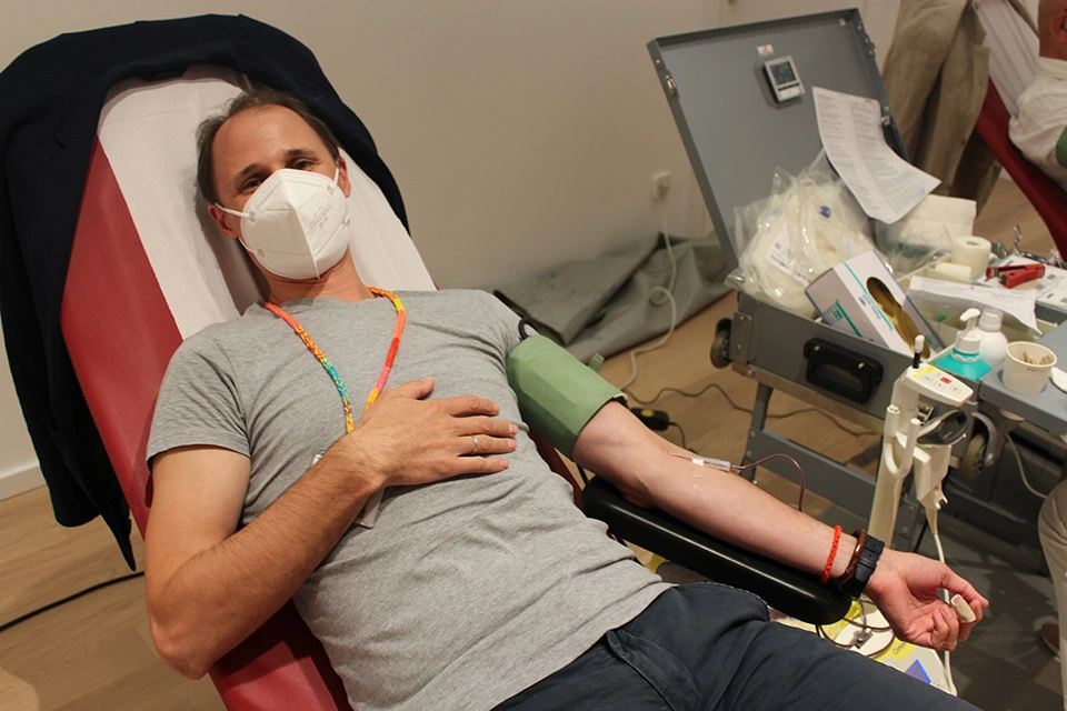 ein Mann ist am Blutspenden