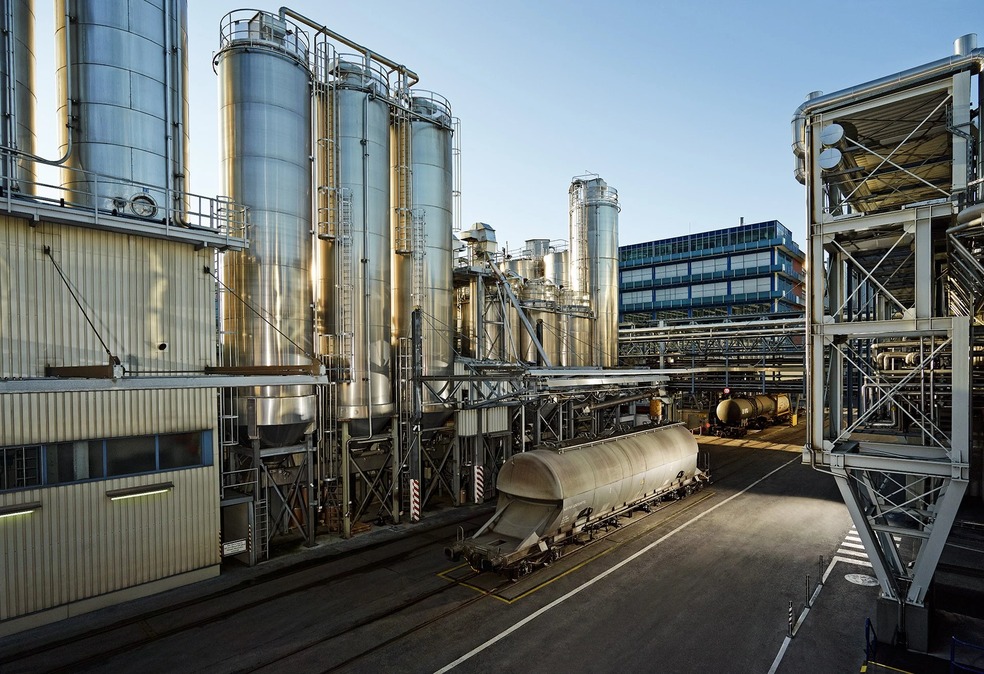 Hier im Bild die großen Zuckertanks in Kundl.