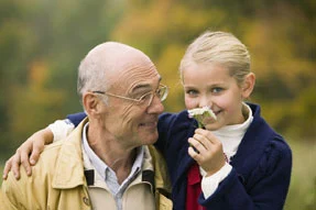 Älterer Mann und junges Mädchen