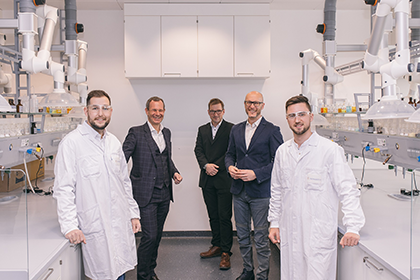 Manfred Pletzer Stefan Lackner und Mario Riesner stehen in einem Labor