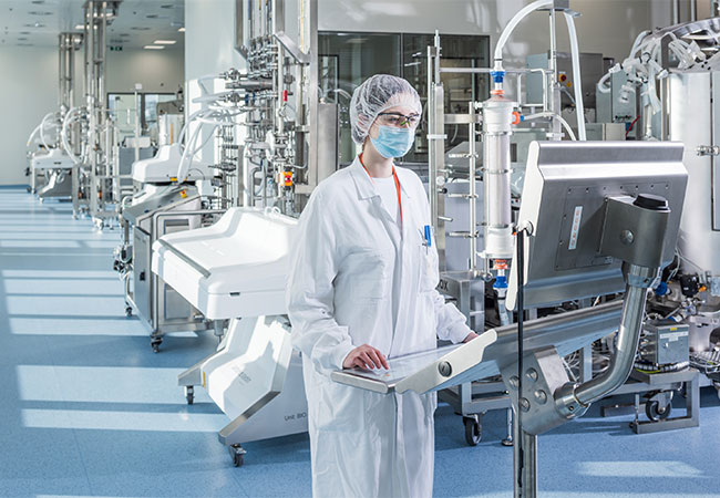 Eine Laborantin am Arbeiten