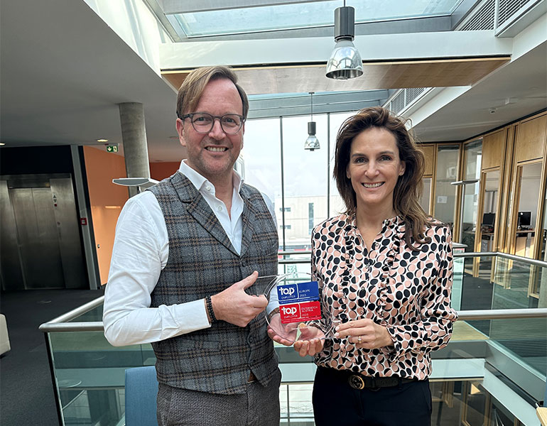 Michael Kocher, Country President Novartis Austria, und Lydia Sedlmayr, Head People & Organization, mit dem Award. © Novartis