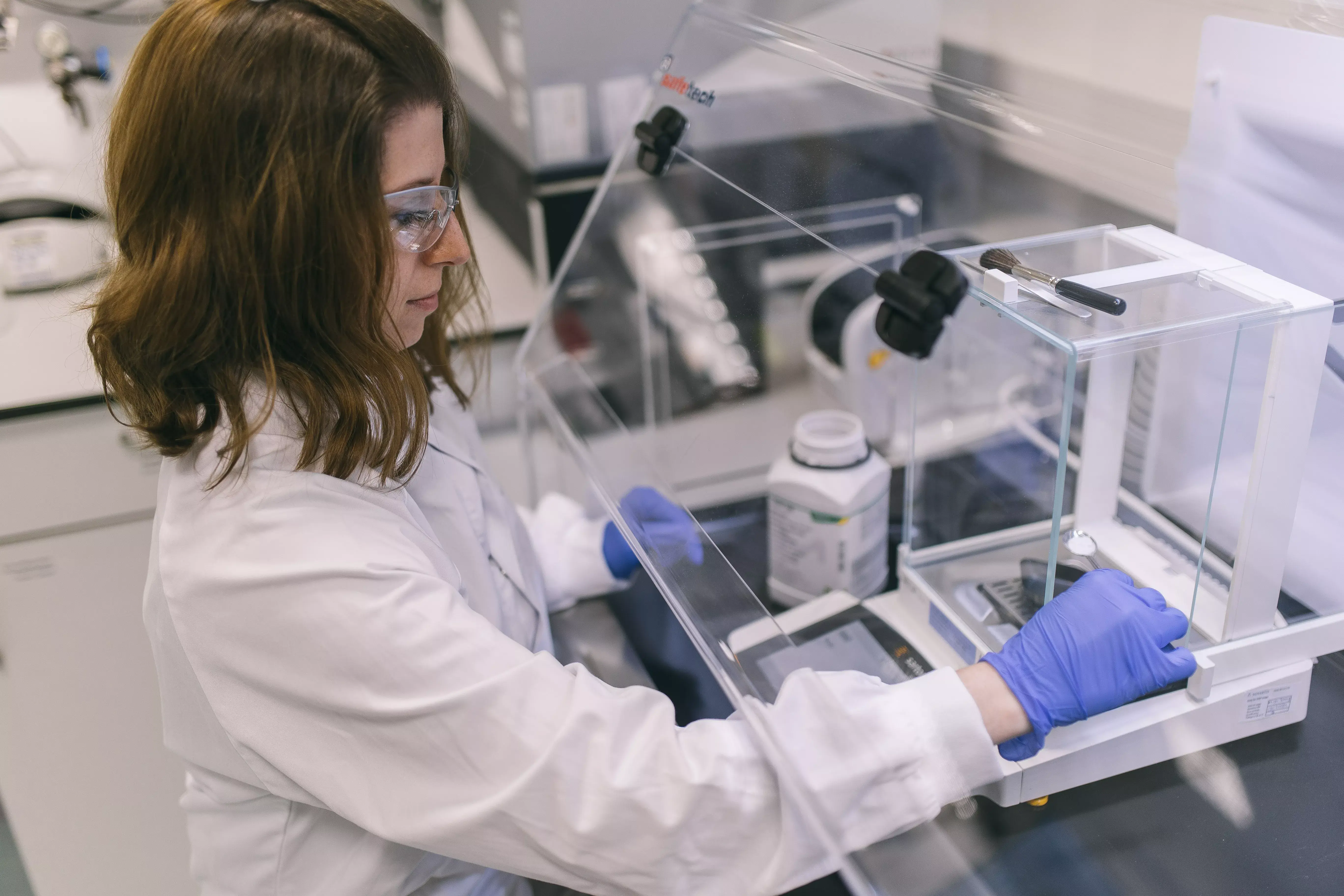Mitarbeiterin im Analytics Lab - print
