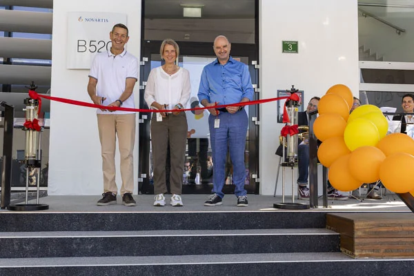 Symbolischer Startschuss für biopharmazeutische Innovation - Der feierliche Ribbon Cut mit Jonathan Novak, Gerlind Stoller und Uwe Demelbauer.