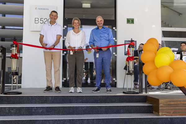 Symbolischer Startschuss für biopharmazeutische Innovation - Der feierliche Ribbon Cut mit Jonathan Novak, Gerlind Stoller und Uwe Demelbauer.