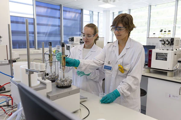 Forschung hautnah: Wissenschaft in Aktion - Einblicke in die experimentelle Arbeit im neuen Wirkstoffentwicklungslabor.