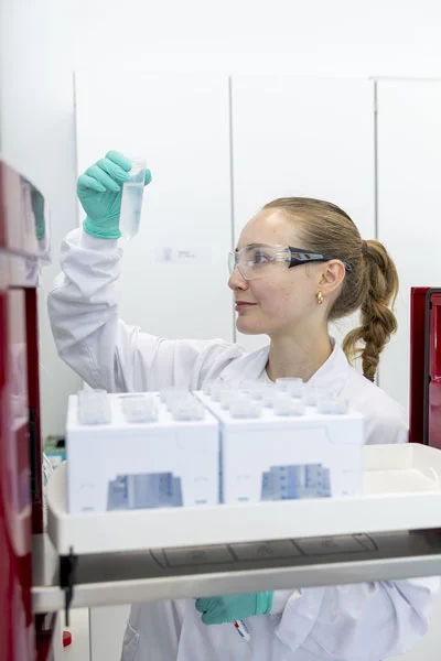 Sorgfalt im Detail - Eine Kollegin prüft Proben für ein neues Experiment – Präzision als Schlüssel zur Qualität.