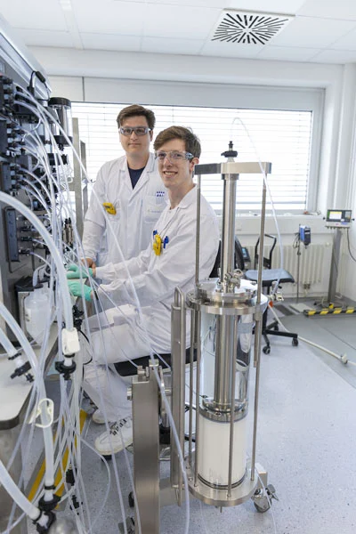 Hightech für höchste Reinheit - Zwei Kolleg:innen bei einem Aufreinigungsschritt – ermöglicht durch die neue Laborinfrastruktur.  