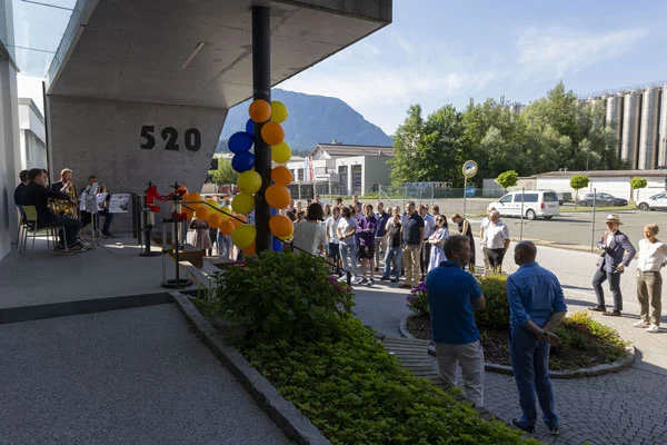 Feierlicher Auftakt für die neuen Entwicklungslabore - Musikalische Begleitung und begeistertes Publikum bei der Eröffnung in Schaftenau.