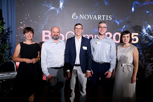 Die Sieger des BioCamp 2025 Patrick Müller (Mitte) und Ian Ghezzi (2.v.r.) gemeinsam mit Špela Jalenm, TRD Site Head Mengeš, Uwe Demelbauer, Entwicklungsleiter Novartis, Petra Štefanič Anderluh General Manager Novartis LL. 