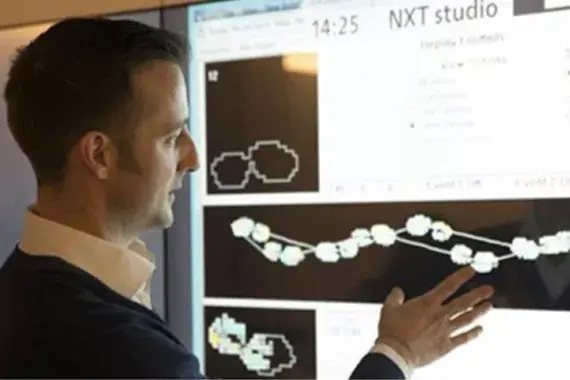 Man präsentiert am TechBoard