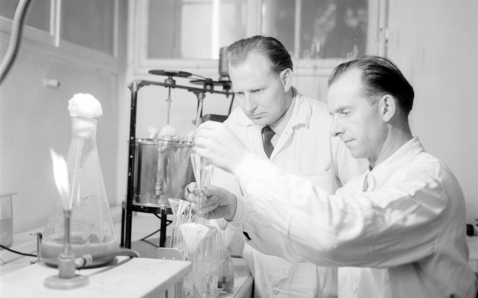 Die Biochemie-Forscher Ernst Brandl und Hans Margreiter im Labor