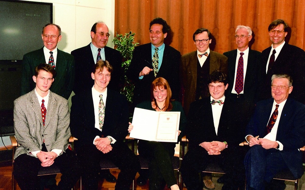 Verleihung der Urkunde durch Staatsminister Schüssel 1995