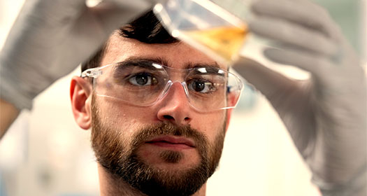 Labortechniker bei der Auswertung einer Probe.