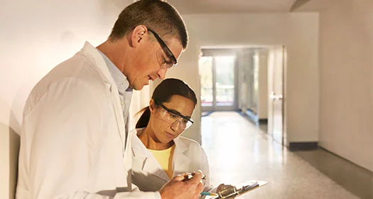 Medizinisches Fachpersonal überprüft Patientendaten.