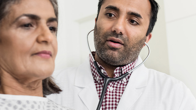 Ein Arzt untersucht eine Herzinsuffizienz-Patientin im Krankenhaus