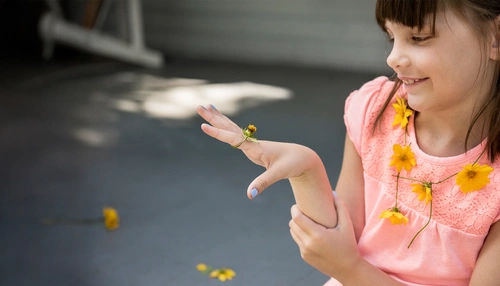 Fille avec une fleur