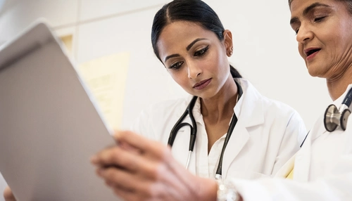 Deux femmes médecins