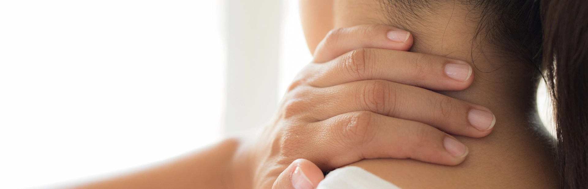 Vrouw voelt aan haar hals