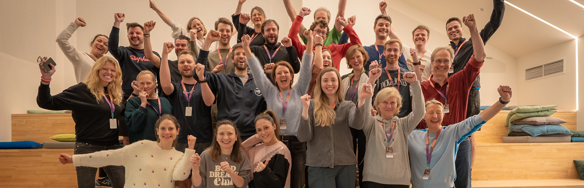 Een juichende groep Novartis medewerkers