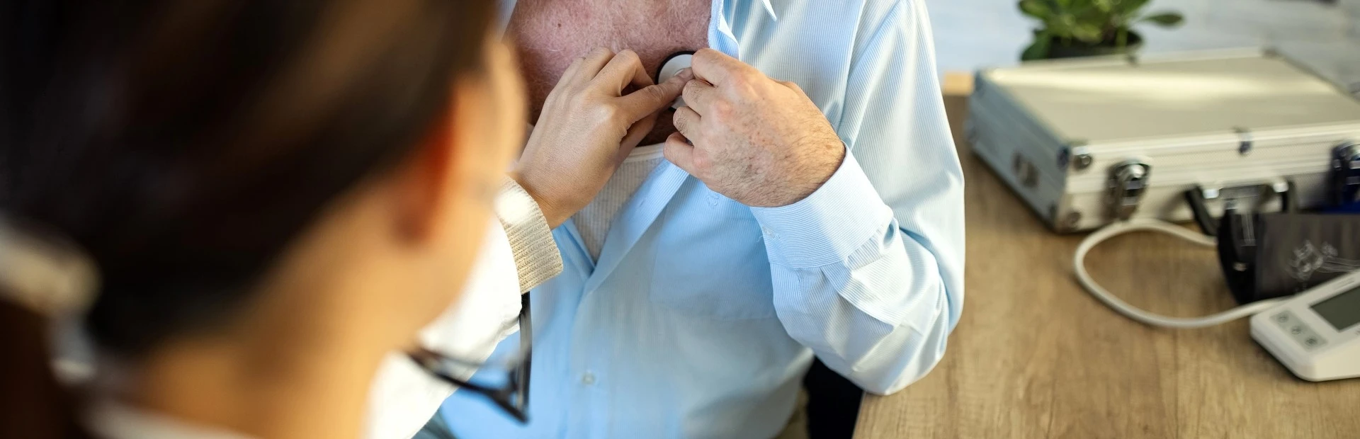 dokter luistert naar hartslag van patient