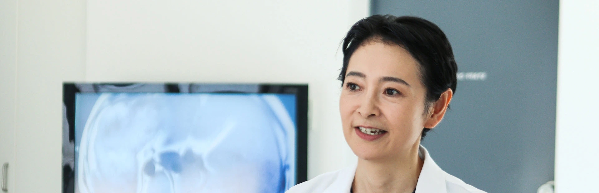 dokter presenteert met een scherm