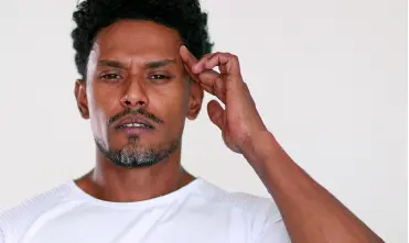 Man wijst naar zijn hoofd