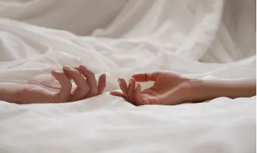 Twee mensen liggen in bed