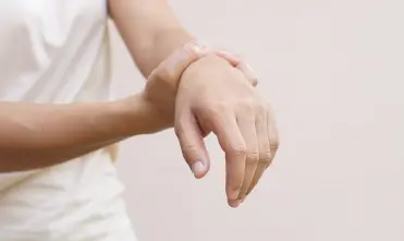 Man voelt aan zijn hand