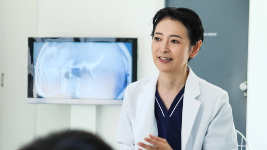 dokter presenteert met een scherm