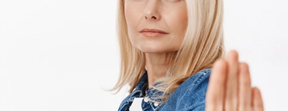 vrouw maakt stopteken met haar hand