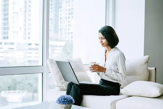 Jonge professional met laptop