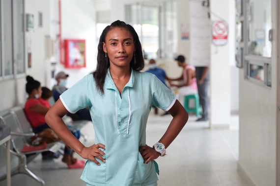 Verpleegster staat in de wachtruimte van een ziekenhuis
