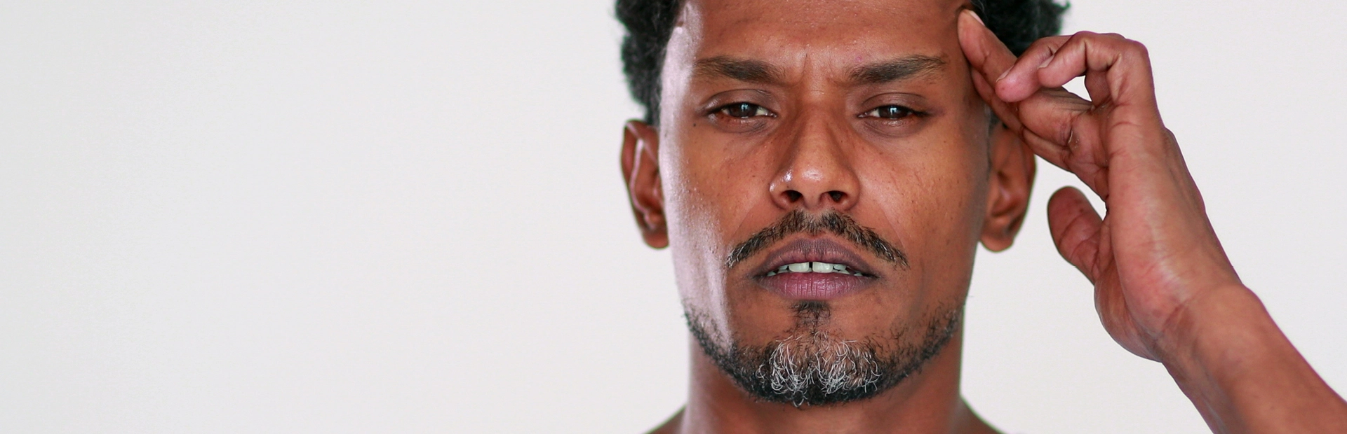 Man wijst naar zijn hoofd