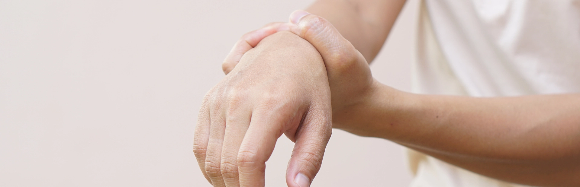 Man voelt aan zijn pols