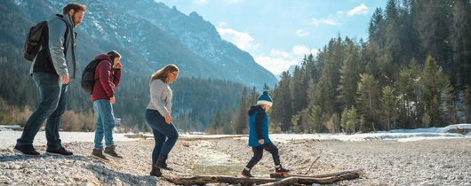 Familie loopt in de natuur