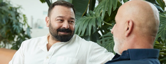 Twee mannen in gesprek