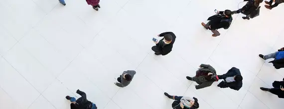 Diverse groep van mensen die buiten lopen