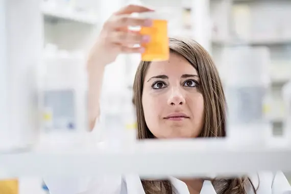 Laborante controleert vloeistof