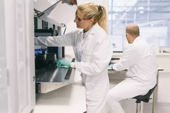 Twee laboranten aan het werk